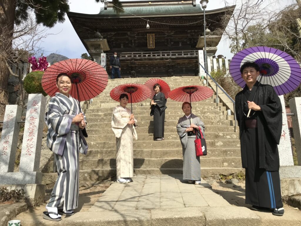 筑波山神社。百人きもの。境内で番傘さして記念写真。和の美きもの文化学苑下妻店校の生徒さんと。