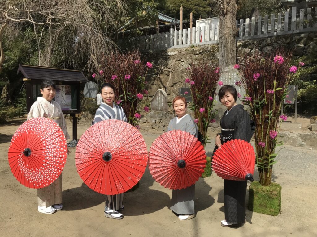 筑波山神社「百人きもの」着物姿で番傘持って記念写真。ソーシャルディスタンスとして番傘貸出。