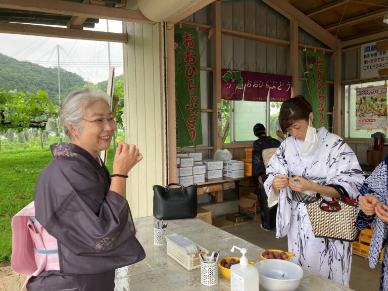 デパートにおいてあるような高級葡萄がたくさん。どれもおいしそうです。試食もいただきました。