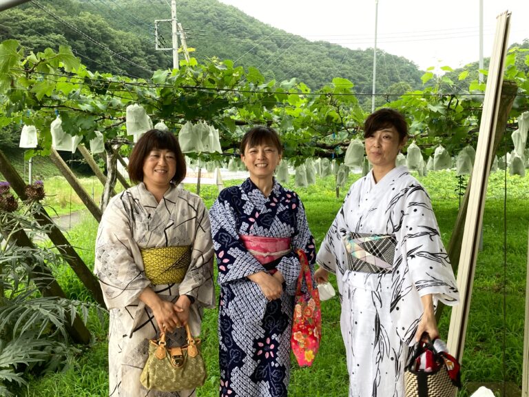 栃木県大平エリアにあるブドウ団地。きもの姿で一足早くブドウ狩り？！今回は食べる専門(笑)