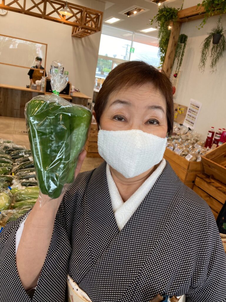 笠間芸術の森の施設内では産地直送のお野菜も販売してました！顔の大きさ程あるピーマンを手にパシャリ。