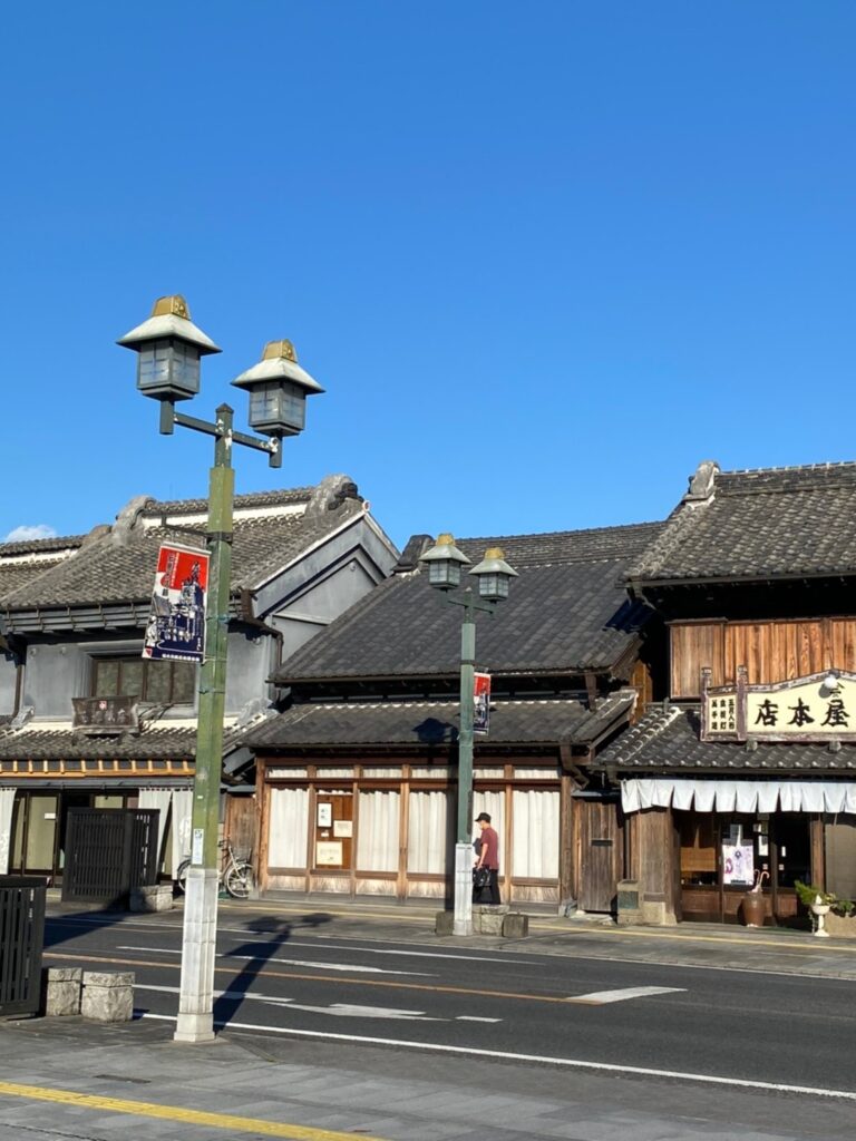 栃木市の蔵の街を着物姿で散策いたしました。古き良き時代の素敵な建物が大通りに面していました。