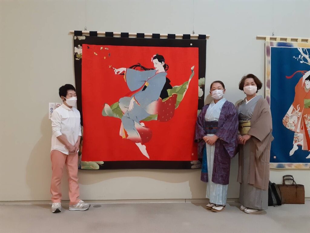 しもだて美術館で開催中の「皆川未子 布絵の世界展」に出展されている皆川先生と記念写真。とても気さくな方でいろいろお話をしていただきました。
