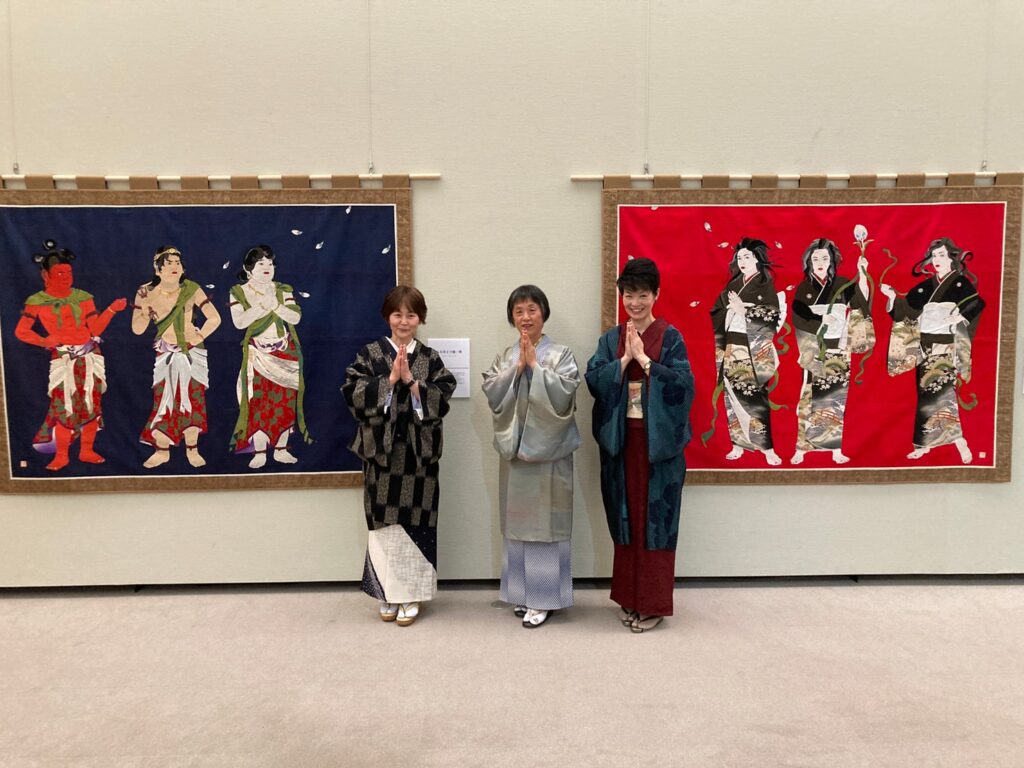 しもだて美術館で開催中の皆川未子「布絵の世界展」へ再び行ってきました。素敵な作品を前に着物姿で同じポーズをして記念写真。