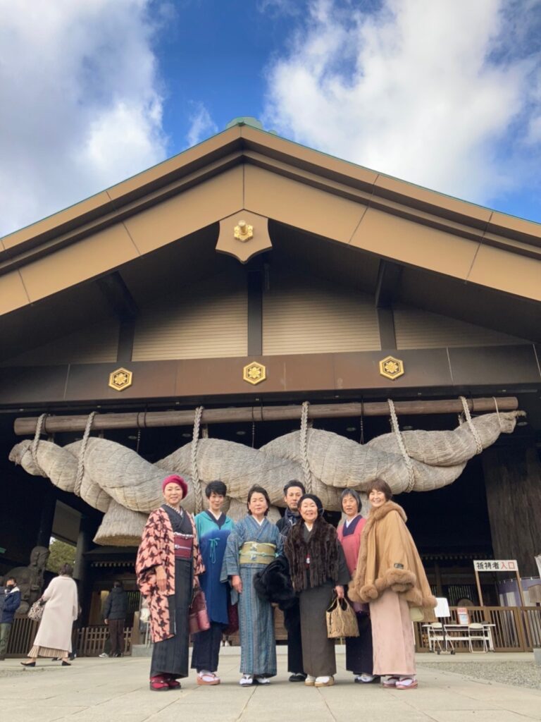 茨城県笠間市に常陸国出雲大社さんの拝殿には大きなしめ縄がありました。
