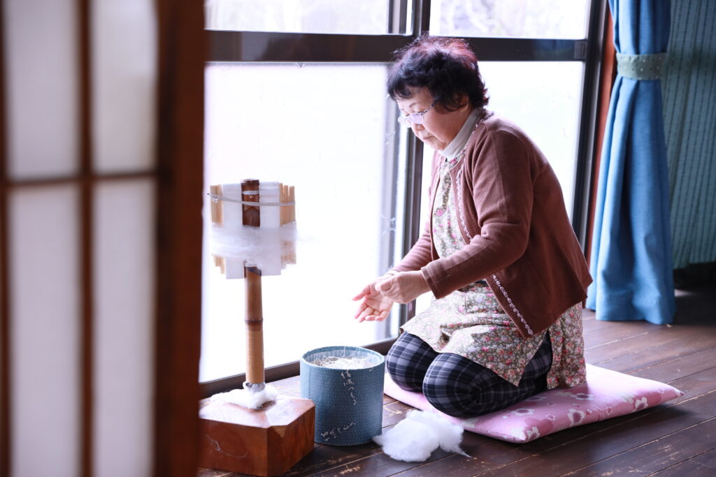 2010年にユネスコ無形文化遺産に認定された「結城紬」の工房見学。
魔法の手より紬ぎだされる糸取りは手作業ですることで、温かでふっくらとした風合いになるそうです。