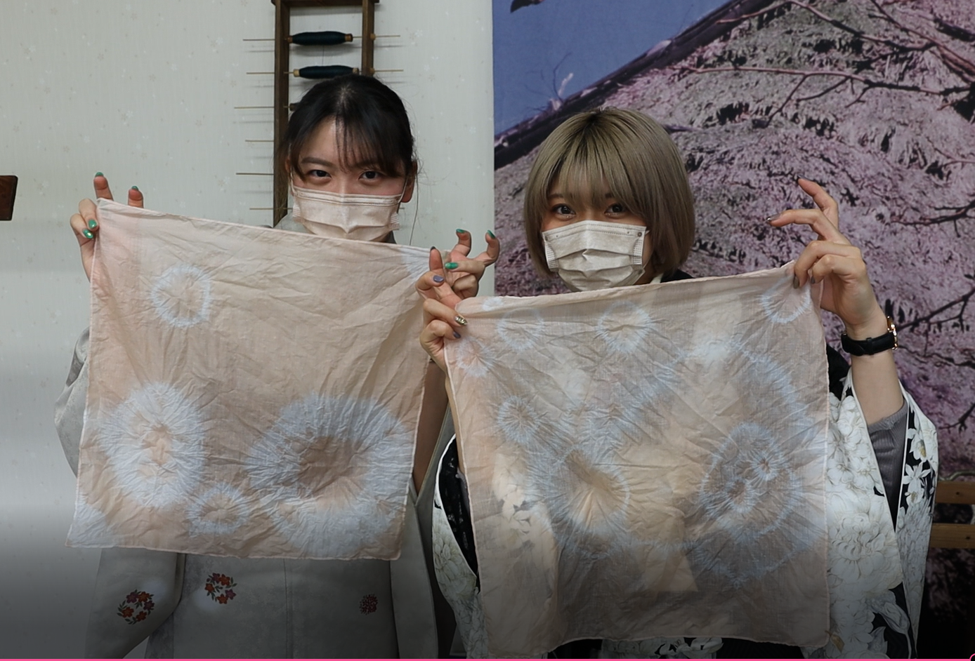 思川桜の桜チップから抽出された染料を使ったハンカチ染め体験もいたしました。